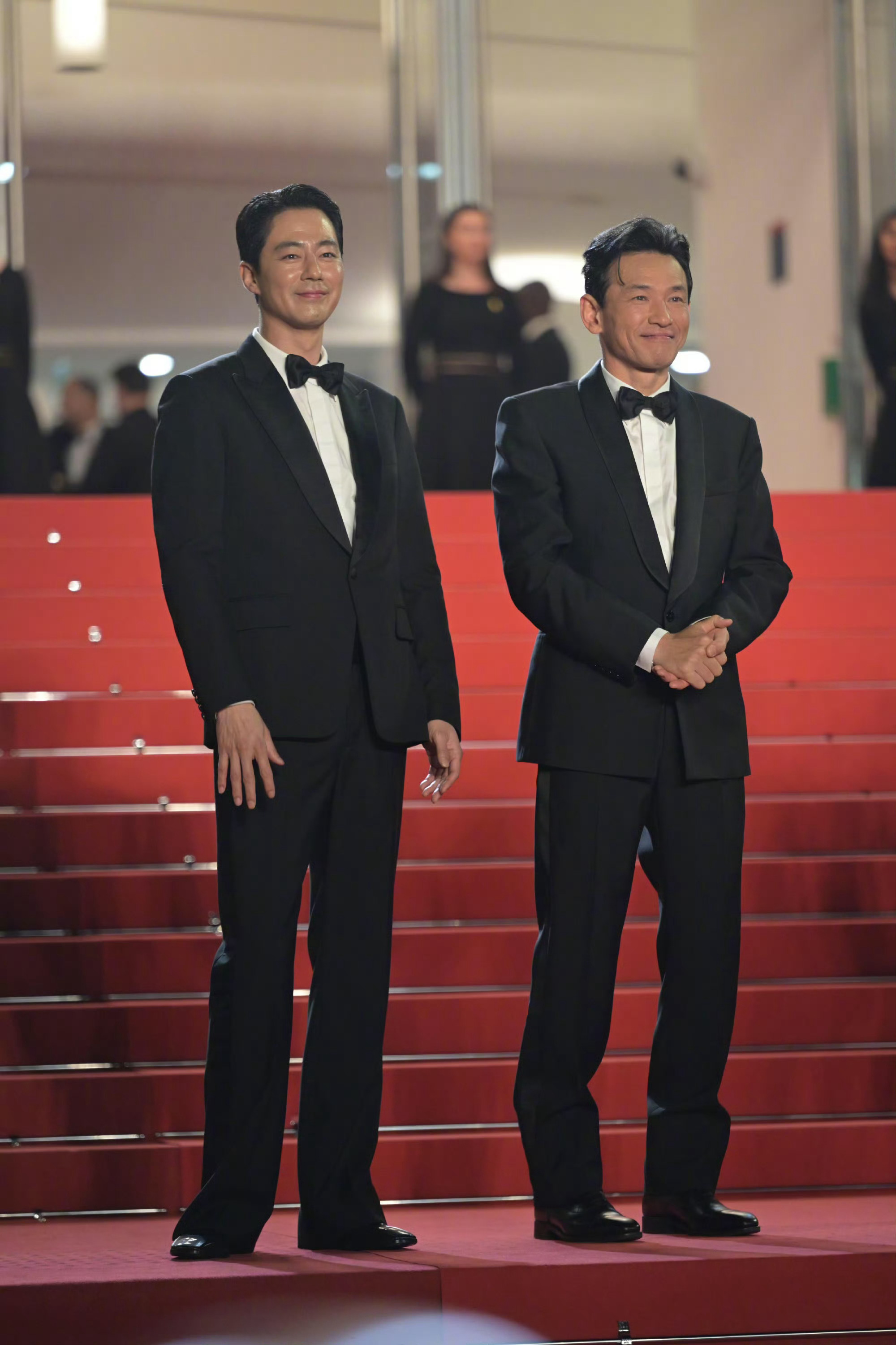 韩国资深帅哥赵寅成，主演罗泓轸导演新片，入围戛纳主竞赛。高大且不发福的身材，利落