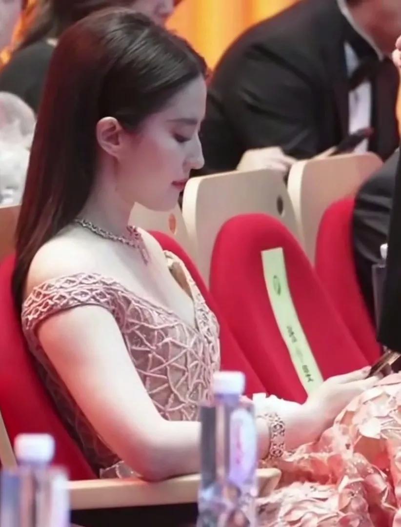 白玉兰奖活动现场
刘亦菲的这个侧颜好美呀
如一只粉蝴蝶那么美
又像一朵粉色玫瑰那