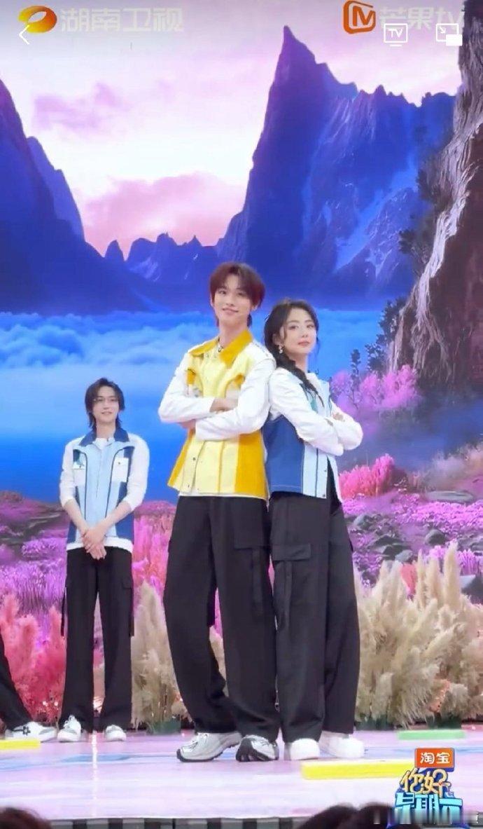 谭松韵丁程鑫cha越南鼓卡点舞 越南鼓适配度满分！小丁舞姿超有力量感，松韵灵动可