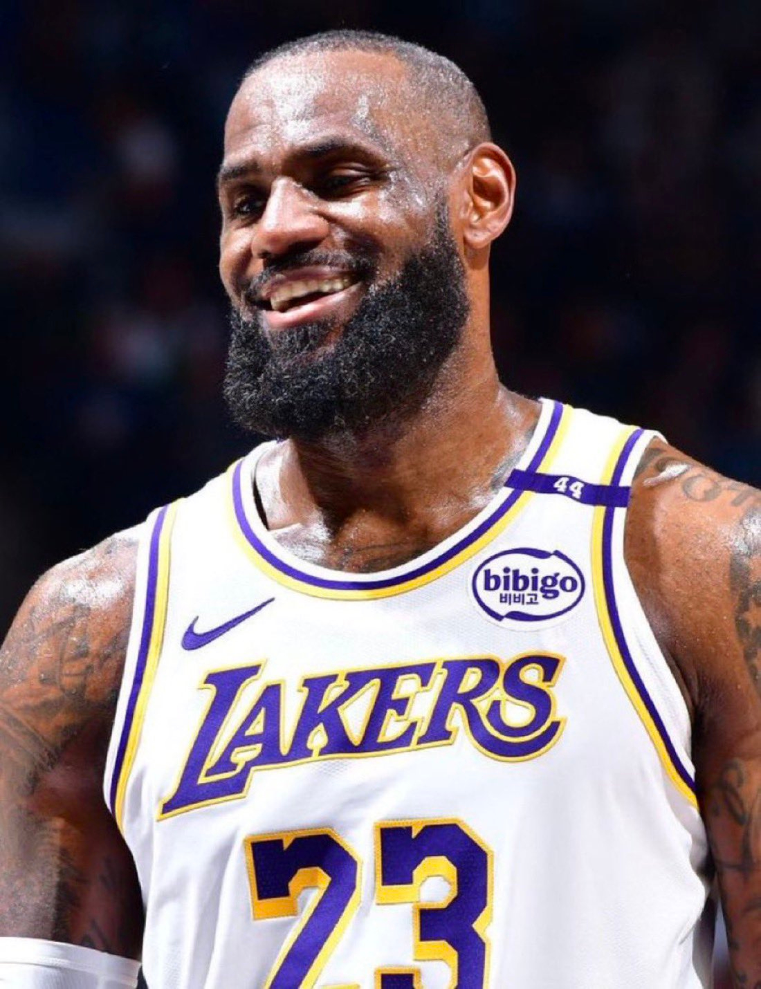 詹姆斯最近4场比赛，场均25.5分8板7助1.5帽1断，投篮命中率54%。湖人詹