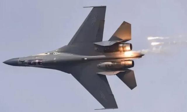 中美密集演练跨代战机对抗
歼-16击败歼-20，台风”击败F-35
咱们解放军的