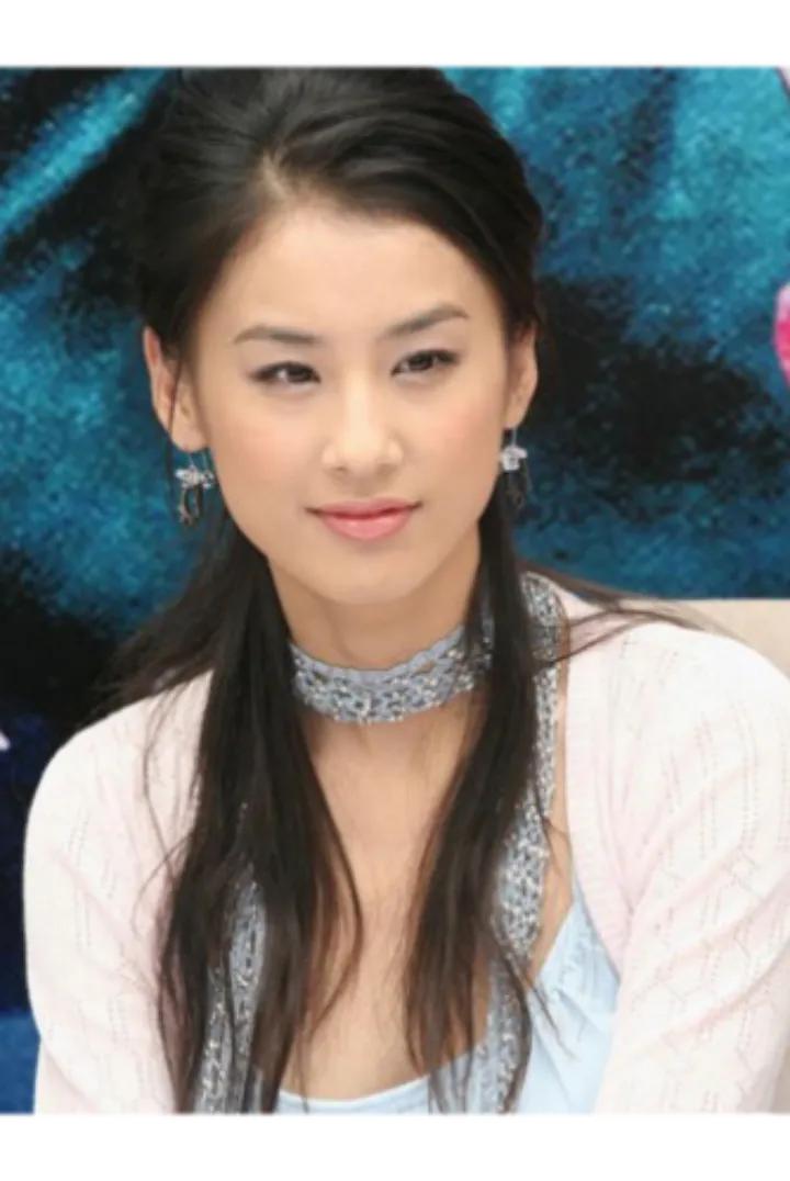 黄圣依：傻白甜标签下的理性抉择

黄圣依常被外界视为“傻白甜”，但她内心的精明远