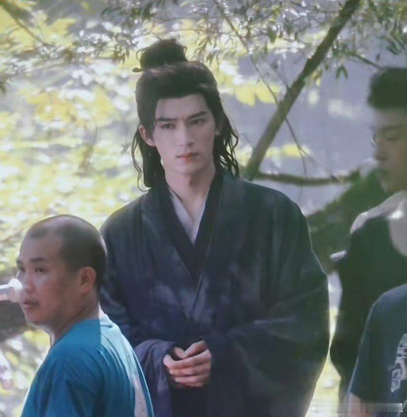 王星越定风波这造型，还真是全靠脸撑着 ​​​