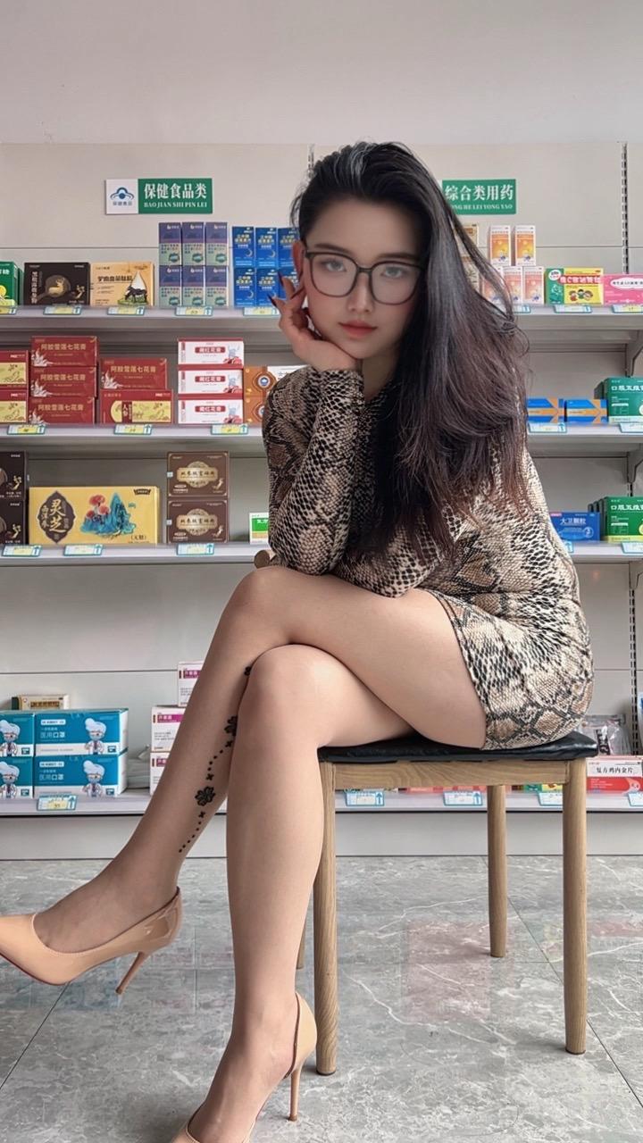 大长腿 谁还不是小腰精 我的魅力不止一面 御姐风细跟高跟鞋太绝了 美女老板娘日常