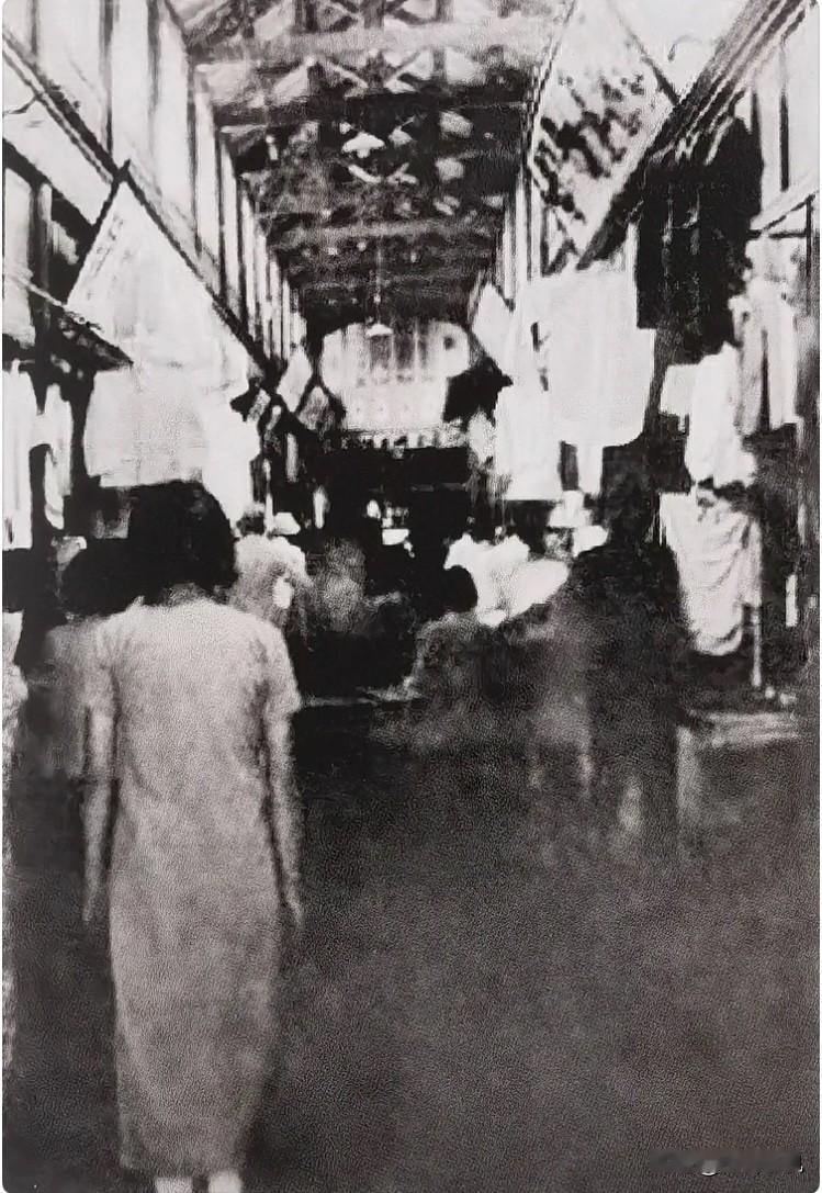 保定最尴尬的建筑//每次看到这个牌楼和旁边那“新布袋胡同”都心生厌恶。牌楼不难看