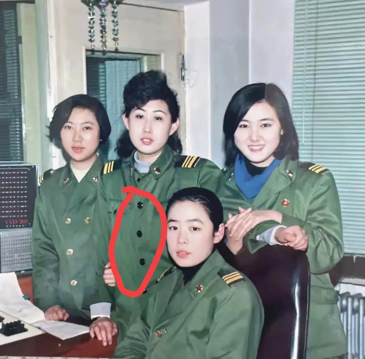 大家仔细看，这几名女兵绝对是后勤单位服役的，中间那名女兵的头发在当时的部队中允许