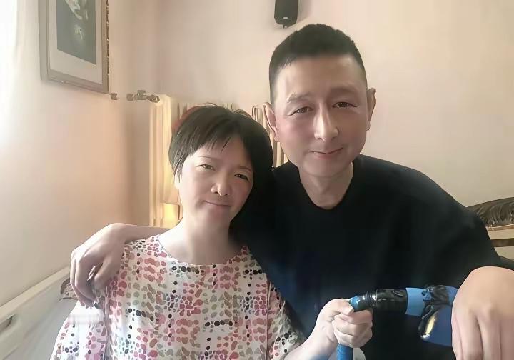 真的不敢想象，
何晴在生命的最后时刻经历了怎样的痛苦。
她的同学好友晒出何晴生前