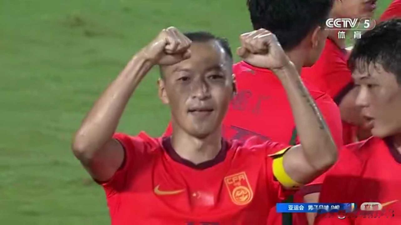 吴曦、张玉宁两老将连线，中国亚运男足开门红！
这场比赛不轻松，上半场朝鲜队率先进