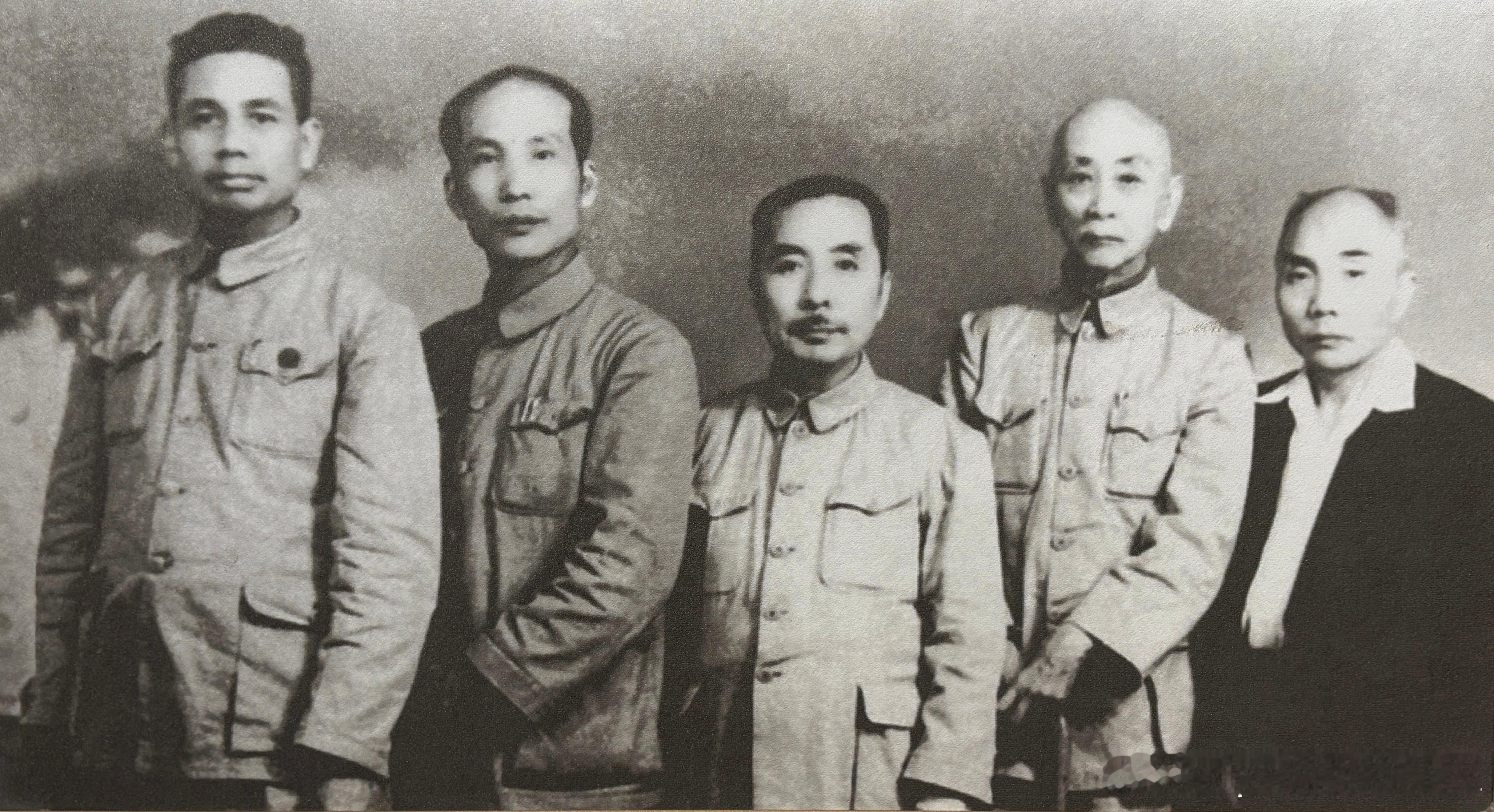 1949年9月21日参加中国人民政治协商会议第一届全体会议的致公党代表，左起雷荣