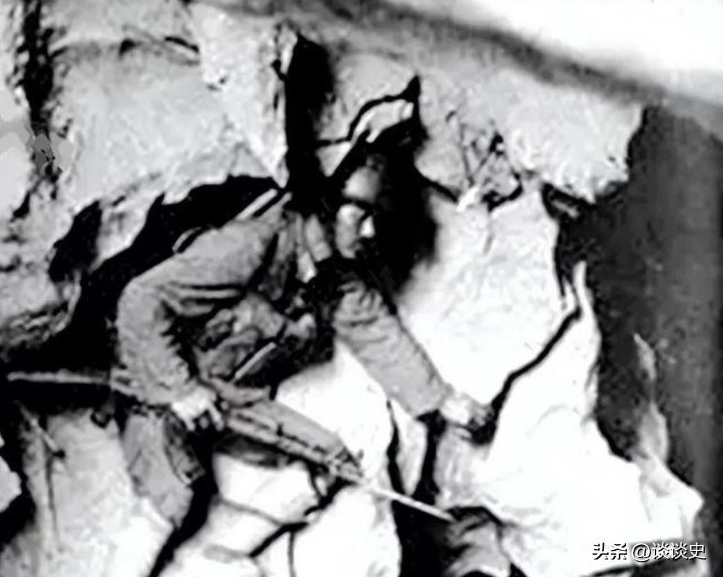 1984年，22岁的士兵陈洪远在老山地区迷路后，误入一个山洞。黑暗中，他发现洞内