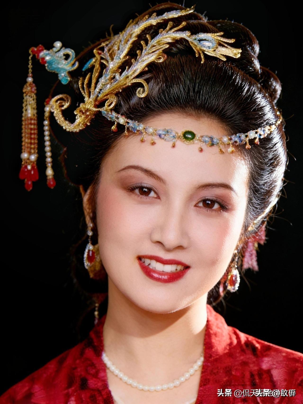 87版红楼的服妆化妆头饰都很好看，每个演员都是永远的经典[赞]无法超越

他们笑