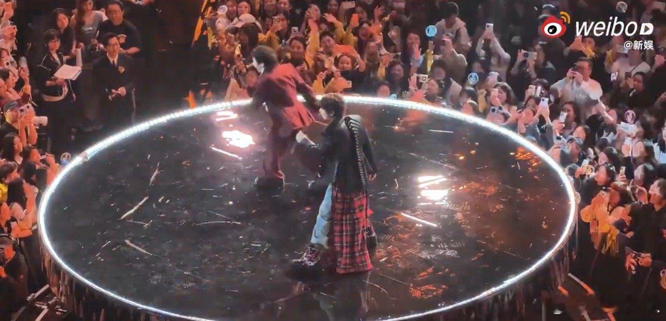 张弛李昂星严重薛之谦化 薛之谦的舞台风格就像一种高传染性的美学病毒。当张弛和李昂