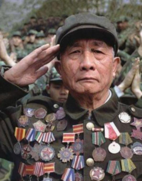 1994年，一个叫冬妮的姑娘走进志愿军第47军驻地，她想查清父亲隐藏的往事。工作