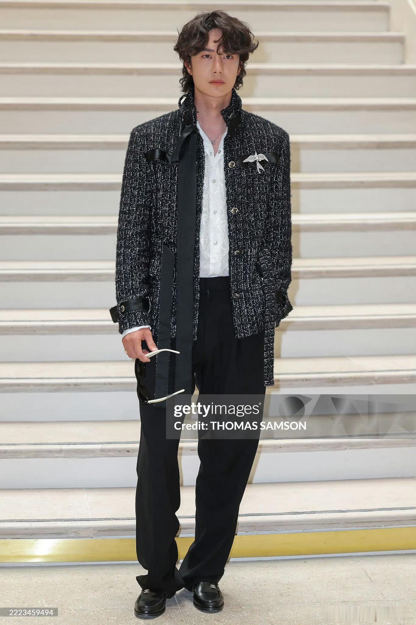王一博Chanel2025秋冬高定大秀的G社生图来了！卷发配Chanel 飞鸟胸