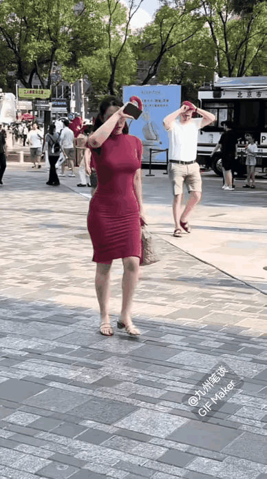 北京夏日街头，美女就是万绿丛中一点红。
在北京这样的大舞台上走到哪里都是焦点。