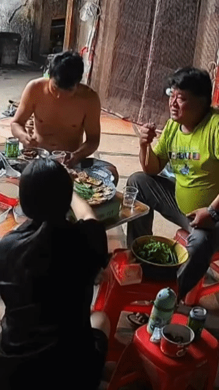 一家人正坐在一起吃烤肉。
结果桌上的卡式炉突然发生了大爆炸！
看起来真是太危险了
