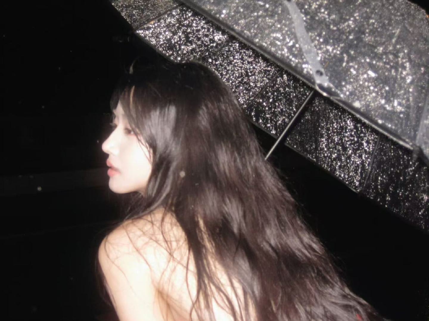 卢昱晓雨夜氛围感大片卢昱晓雨夜撑伞神图 卢昱晓雨夜氛围感拿捏了！ 