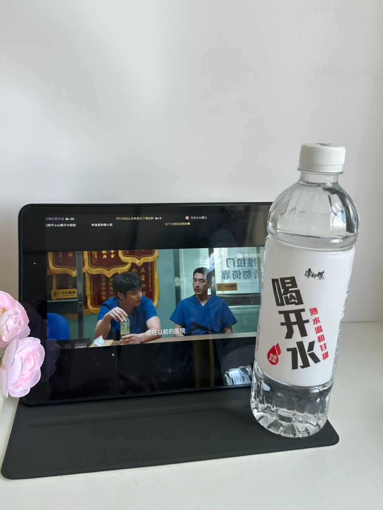 每天两集的更新虽然短，但配上同款喝开水慢慢品，快乐就能拉长好久，好剧和好水，都值