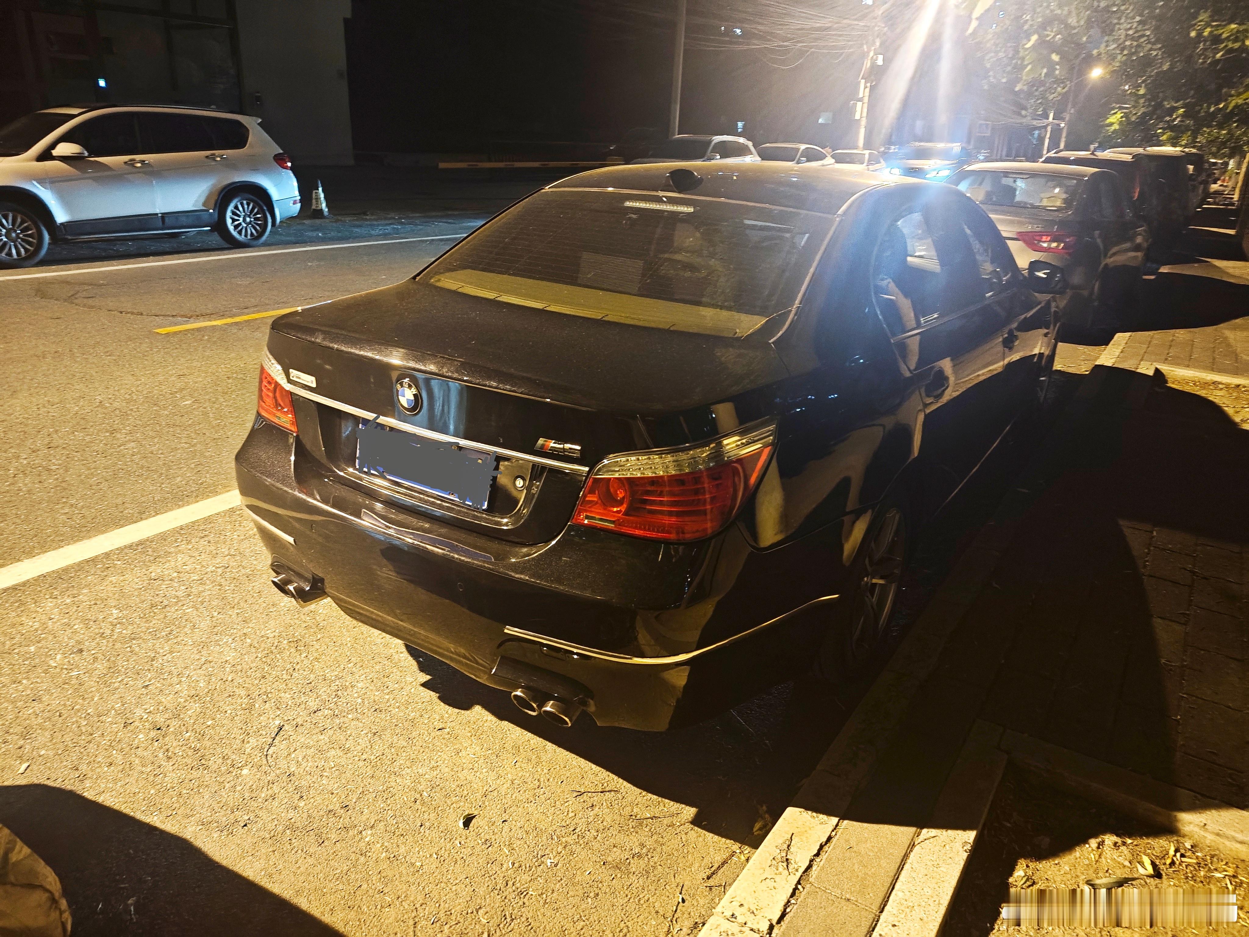 遛弯看个车 E60 M5 V10现在真不多见了！​10缸的MPower！ ​​​