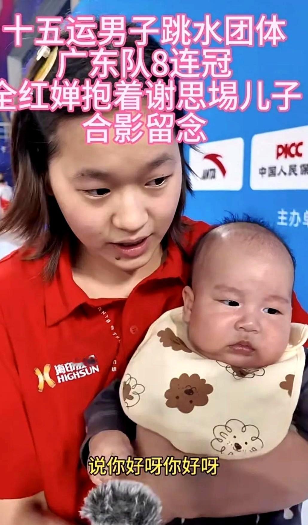 她跳水，水花比纸还薄。
她抱娃，眼泪比风还轻。
不是天赋，是习惯。
不是表演，是