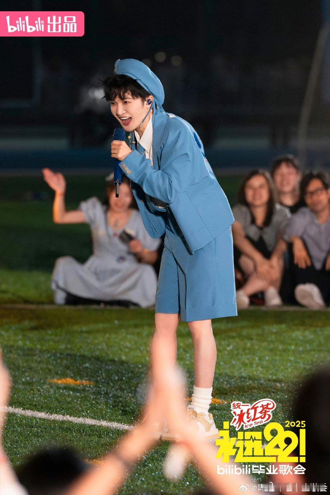 周深永远22毕业歌会高校共演召集人 永远22毕业歌会迎来高校共演召集人周深。千人