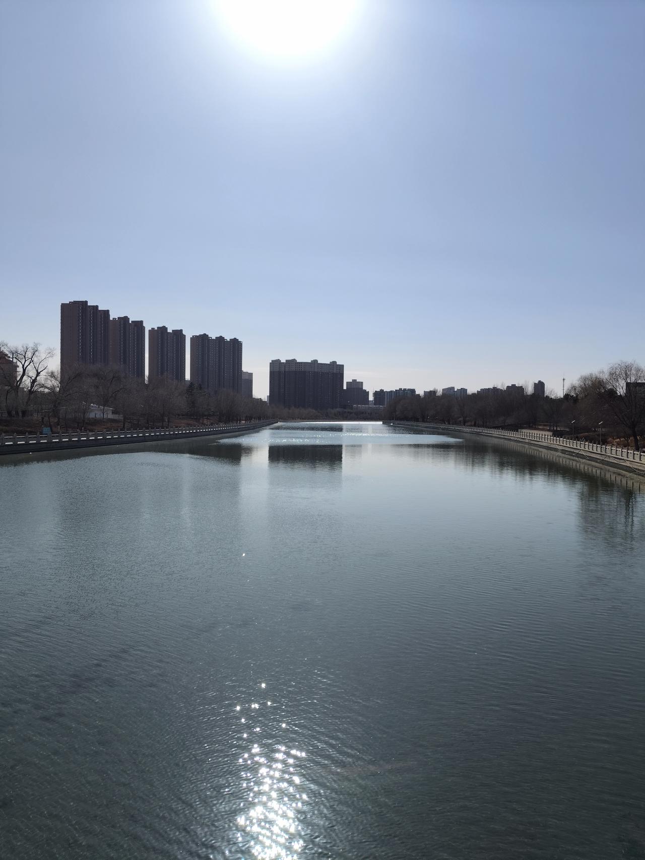 赏人间烟火，览万里风光，与家人同行，喜乐相伴。
愿新岁一路繁花，岁岁皆安，步步皆