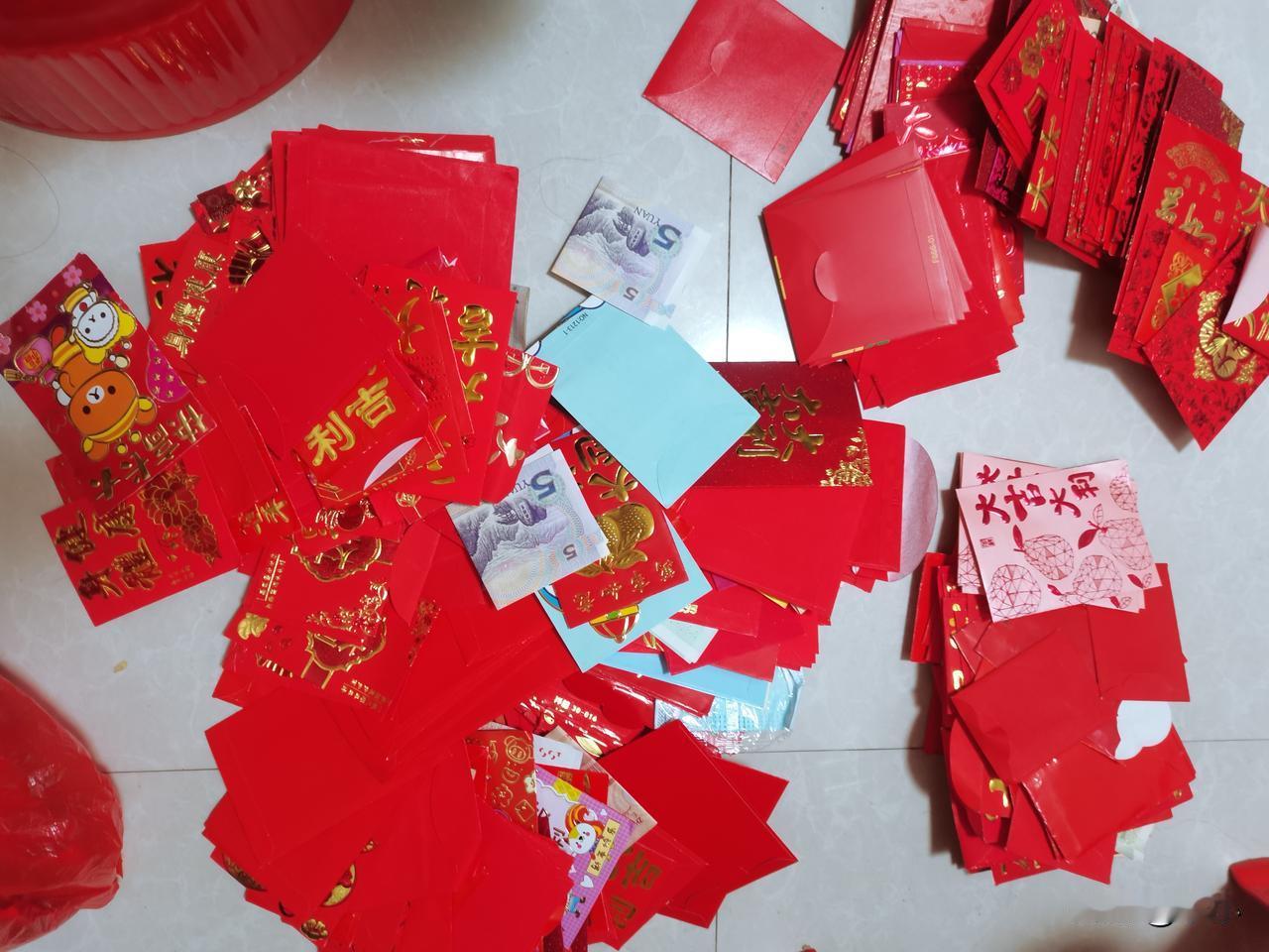 我们车间很多外省的同事，他们买三十个红包袋就够了，我要买两百个才够。

真的搞不