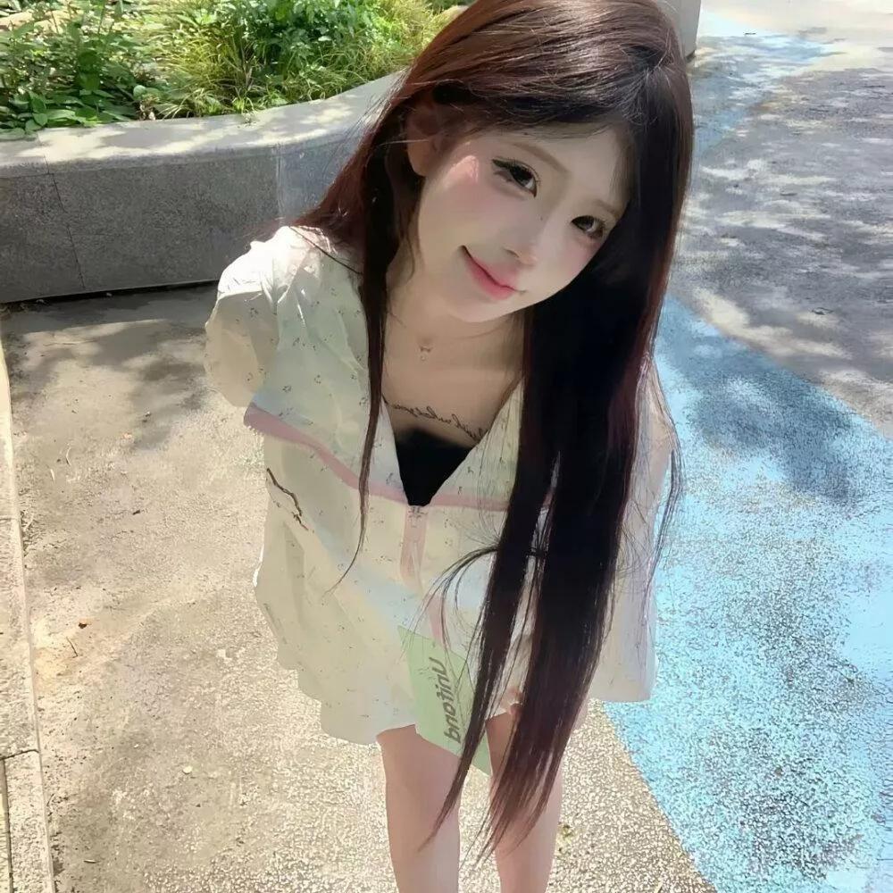 阳光明媚的午后，少女在绿荫下微笑少女感笑容 少女感微笑女孩 少女的笑容 美少女的