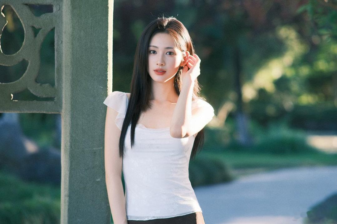 鹤秋可妹可姐鹤秋是姐姐也是妹妹 第一眼：这姐好酷。再看一眼：这妹好甜。鹤秋就是那