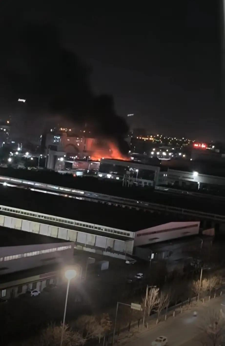 12月11日晚9时许，青岛市城阳区流亭街道空港工业园附近一汽修厂突发火灾，现场火