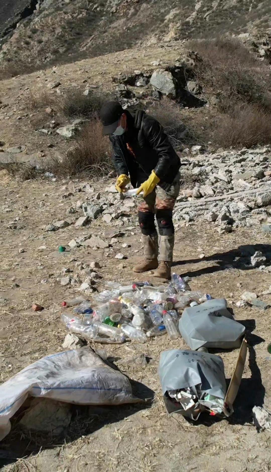 内蒙古银行员工高伟，十年间利用节假日进山371次，捡出10万余饮料瓶、11万余根