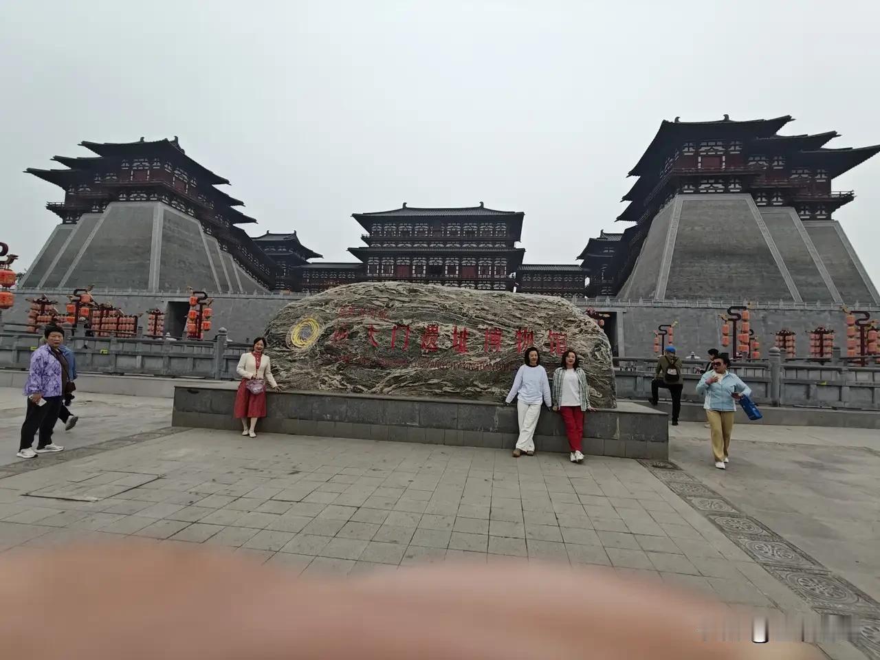 陕西人与河南人对应天门还有些争议。近日去河南旅游，我们曾登洛阳应天门遗址博物馆参