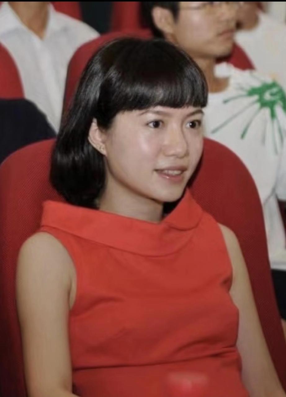 翁帆的眼里有光， 灵魂里也散发着香气。