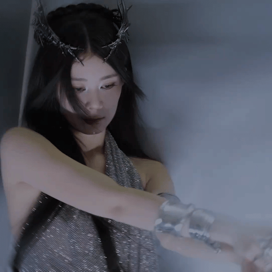 赵昭仪好有剧张力的造型 这身造型简直不能更有感觉了！赵昭仪你是时尚界的扛把子啊，