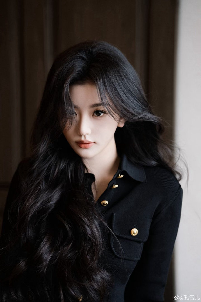 孔雪儿戴个墨镜帅成啥了孔雪儿戴墨镜帅翻全场！从容自信的模样，完美诠释酷拽大女人！