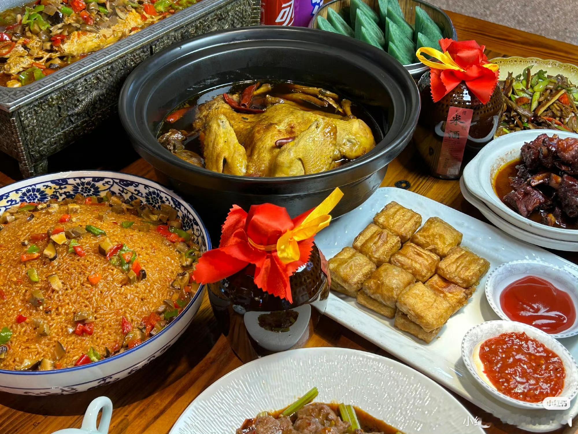 安徽就不参与南北之争了别人吵甜咸，安徽只负责炫饭，甜口糕点、咸口硬菜样样拿手，南