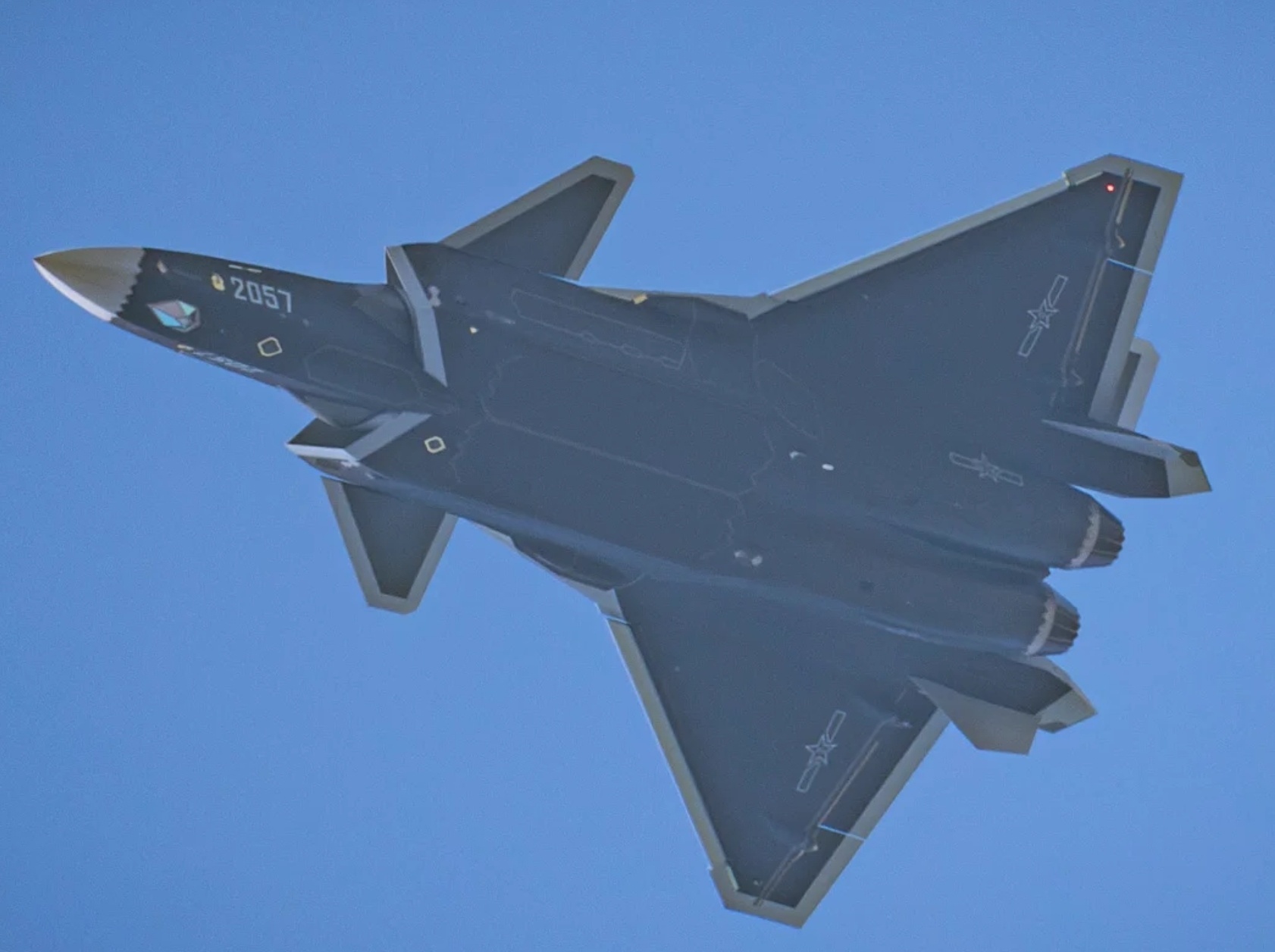 2057号J20A原型机高清图 [思考]它和九三阅兵上的J20A量产型涂装、配置