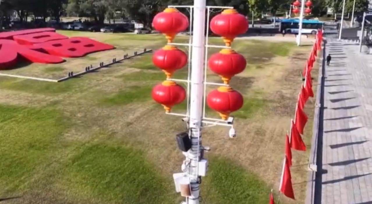 新年的脚步临近，福州全城换上了喜庆的“新年装”。草坪上巨型红色“福”字醒目亮眼，