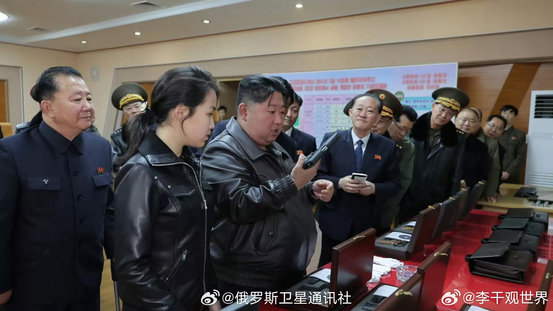 【朝媒：金正恩携女视察重要军工厂 】据朝中社3月12日报道，朝鲜国务委员会委员长