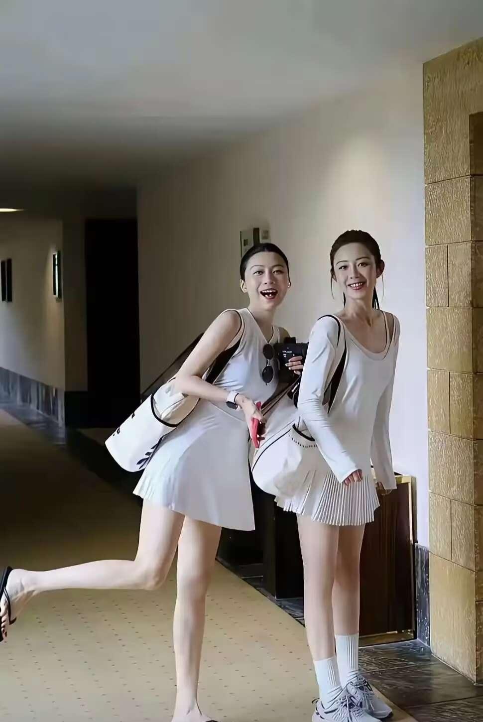 不说的话，谁能分得清哪位是妈妈，哪位是女儿？