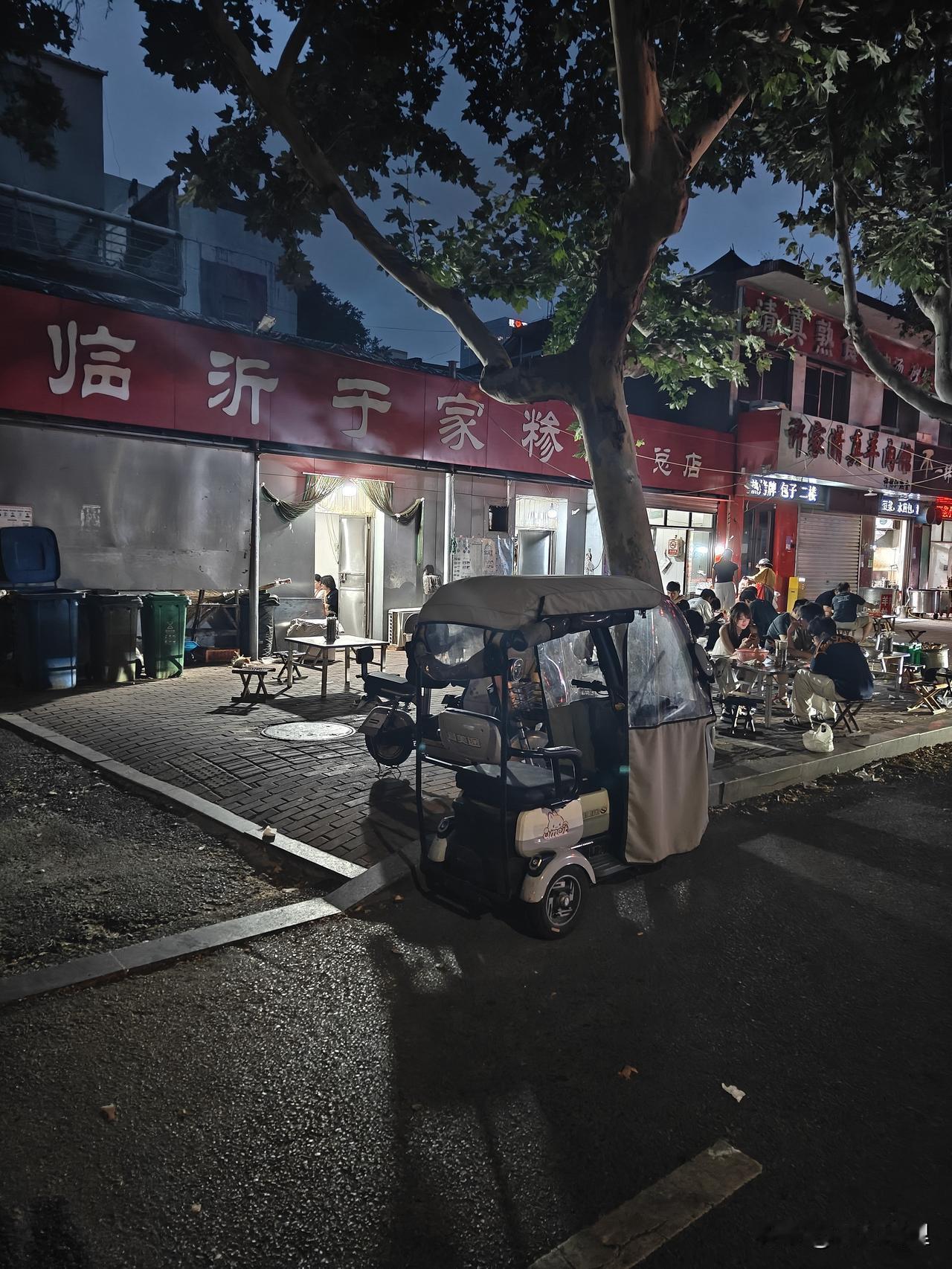 凌晨四点的糁馆人声鼎沸！

我觉得应该没有哪个地方的早餐会像临沂的糁这样，凌晨两