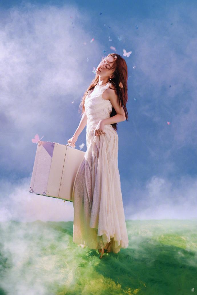 # 吴谨言破茧成蝶生日大片 ## 红秀发的吴谨言# 生日大片中的吴谨言破茧成蝶，