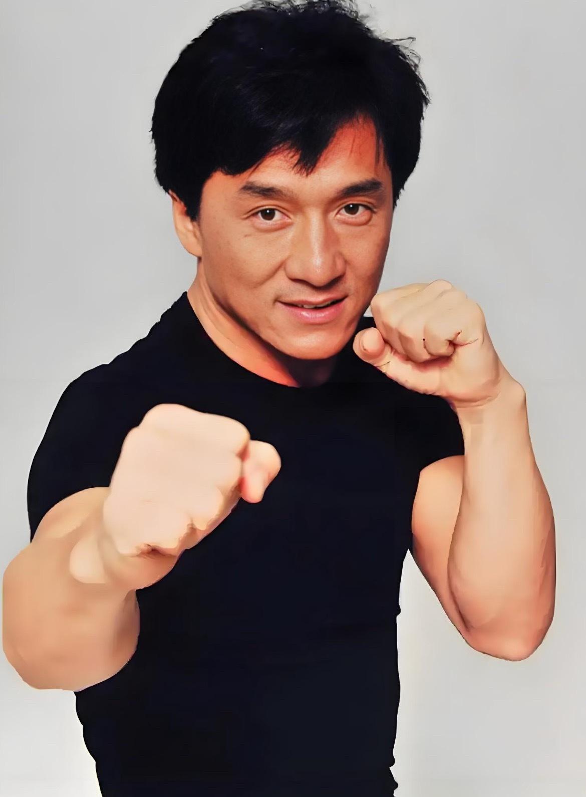 什么才叫真正的全球巨星？不只是流量爆红，而是能获得多国层面的认可。看成龙过往拍片