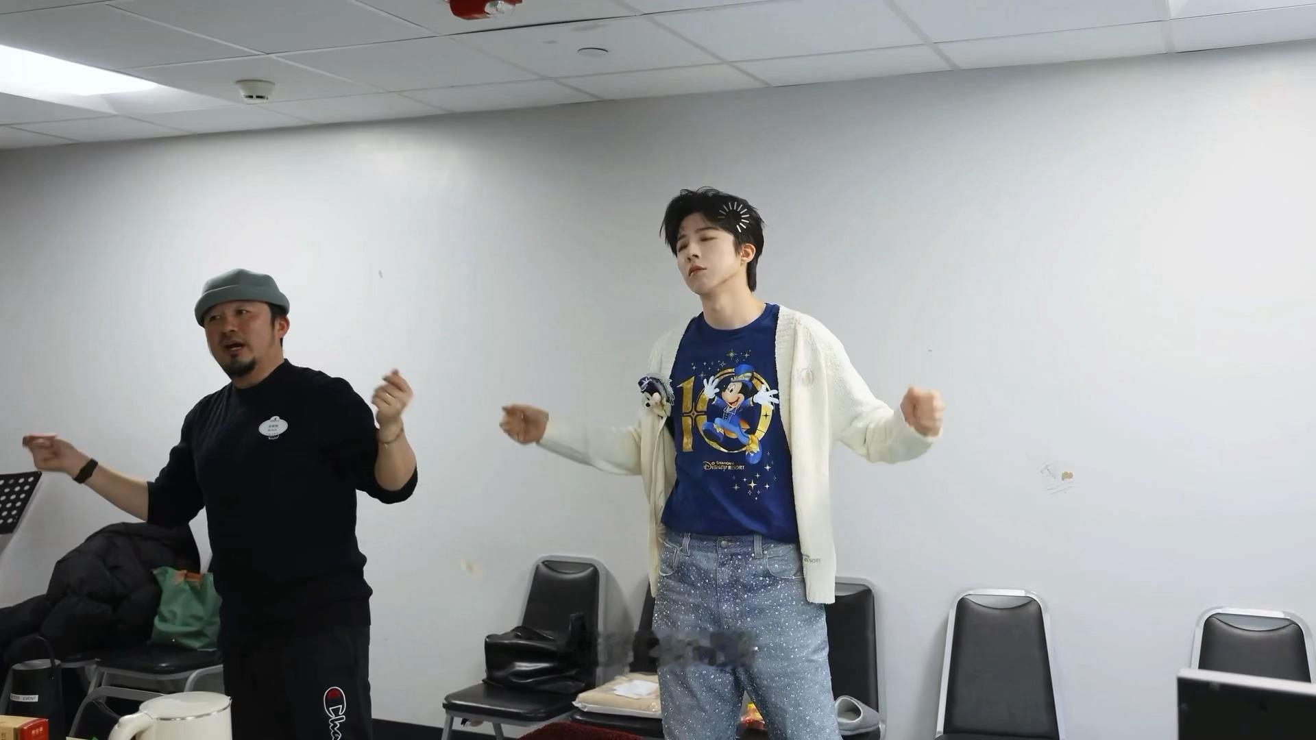 啊啊啊典型的眼睛学会了手学废了    最后跳对了！超棒！！！      刘宇宁3
