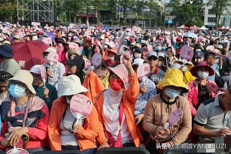 杨琼璎再次办造势大会，现场参会者大多戴着口罩。
之前她举办的“万人挺璎团结大会”