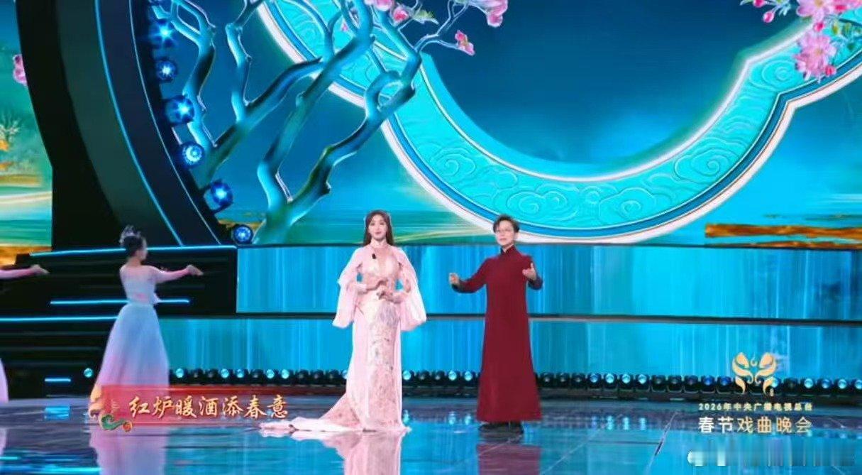 张含韵戏腔甜度拉满张含韵王珮瑜合唱京剧戏歌央视春节戏曲晚会解锁京剧新打开方式，张