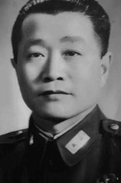 1927年，周恩来被临时扣押于团部，谁料，审讯他的人，竟是他的学生，他凑近周恩来