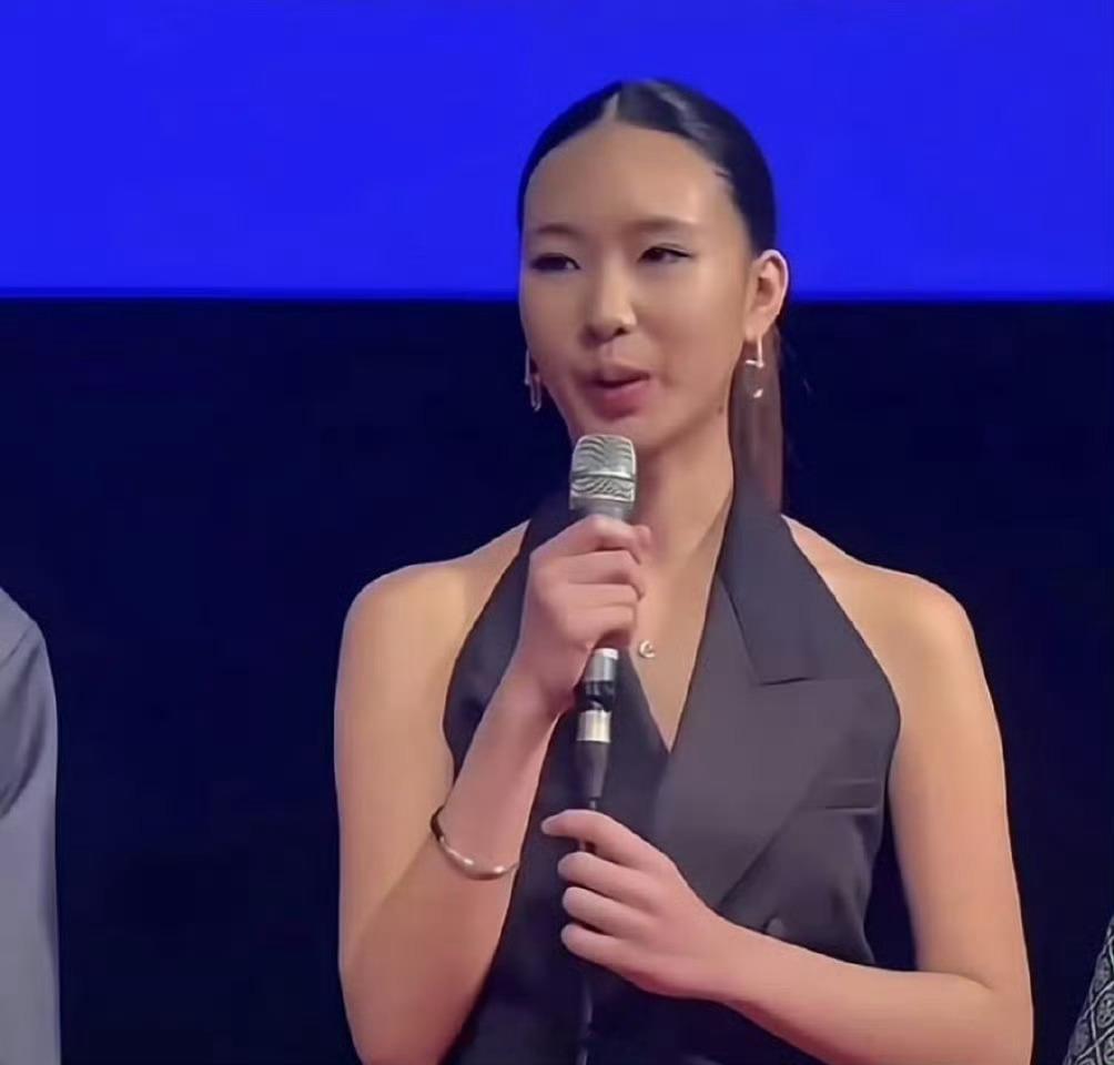 小S女儿进娱乐圈了有一说一，这个身材和颜值能不能打？ 