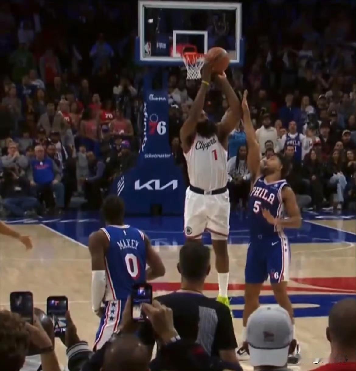 裁判报告出来了，哈登最后时刻出手三分，确实被格兰姆斯犯规了，是裁判漏吹了！

泰