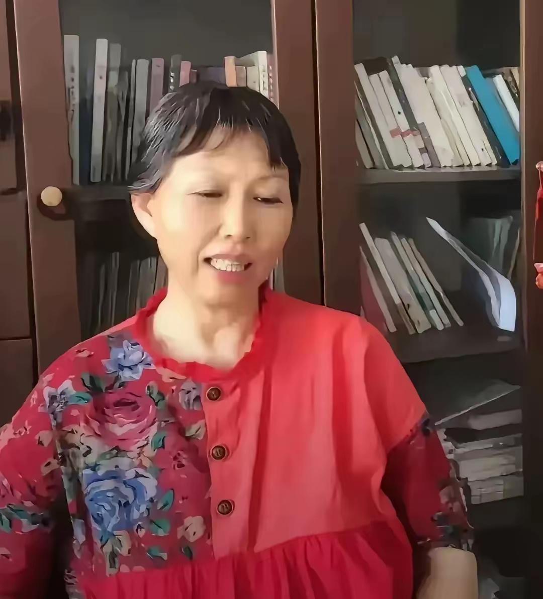 头条大咖素老三挣了多少钱，从公开消息能看出她收入挺丰厚。原本每月1500元退休金